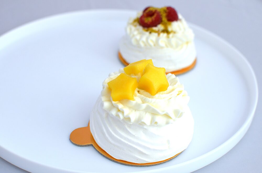 DELICELI FARA GLUTEN _ PAVLOVA DIN BEZEA DELICIOASA CU CREMA PROASPATA DE MASCARPONE SI FRUCTE MIX