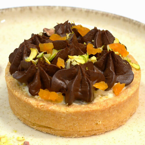 tarta cu ciocolata si crema de nougat cu fistic si caise featured crop