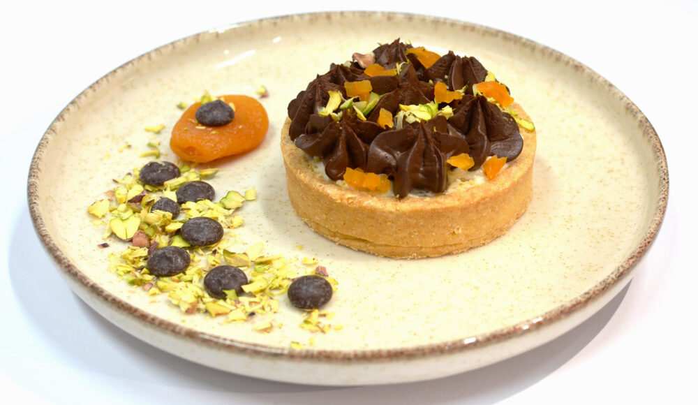 tarta cu ciocolata si crema de nougat cu fistic si caise