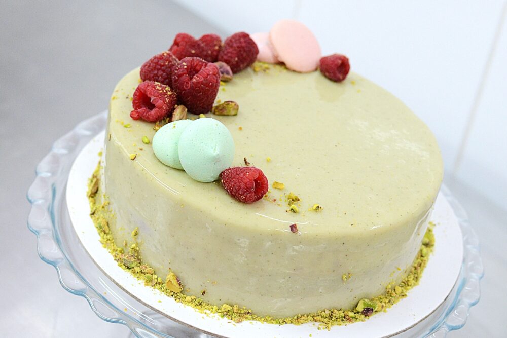 ZMEFI CU CREMA FISTIC SI JELEU DE ZMEURA CU GLAZURA DE MATCHA VERDE DELICELI FARA GLUTEN