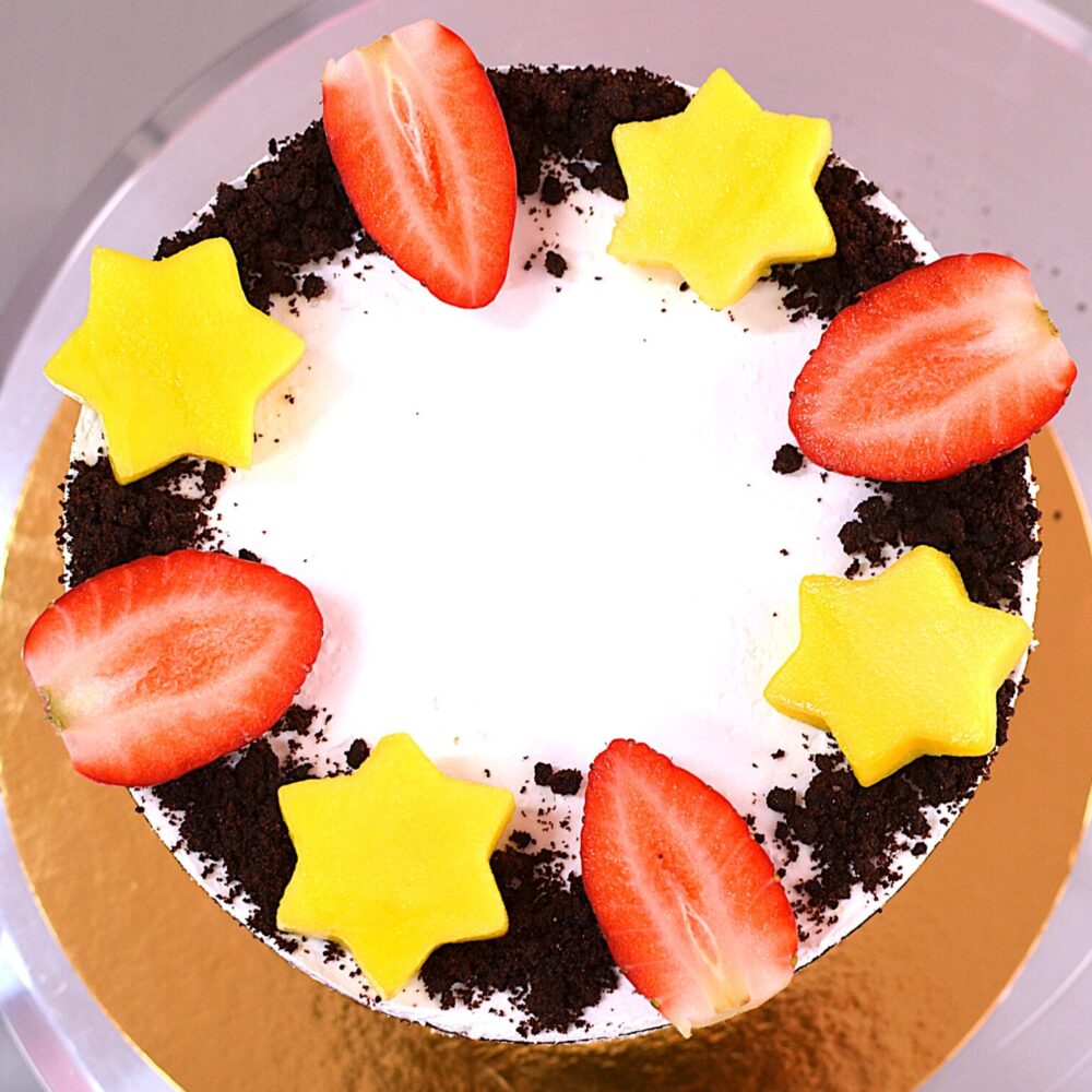 Tort cu blat de rulada cu cacao, crema de mascarpone, piure de capsuni si piure de mango
