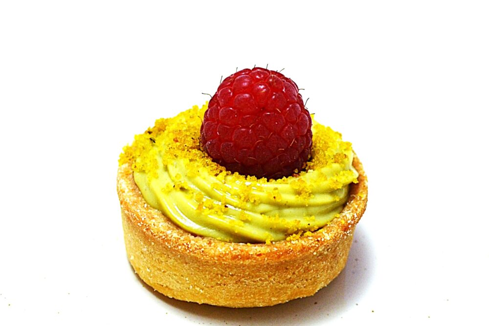 MINI TARTA CU CREMA DE FISTIC SI JELEU ACRISOR DE ZMEURA CLOSE UP DELICELI GLUTEN FREE CAKE SHOP