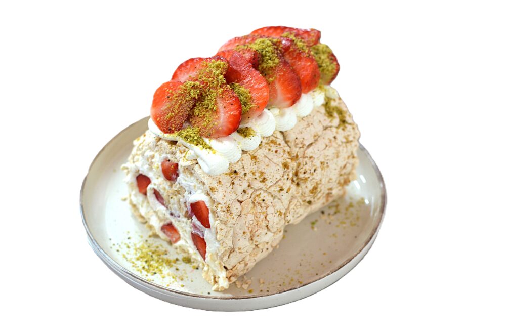 DSC 0204 PAVLOVA RULADA CU MASCARPONE RACORITOR SI FRUCTE PROASPETE