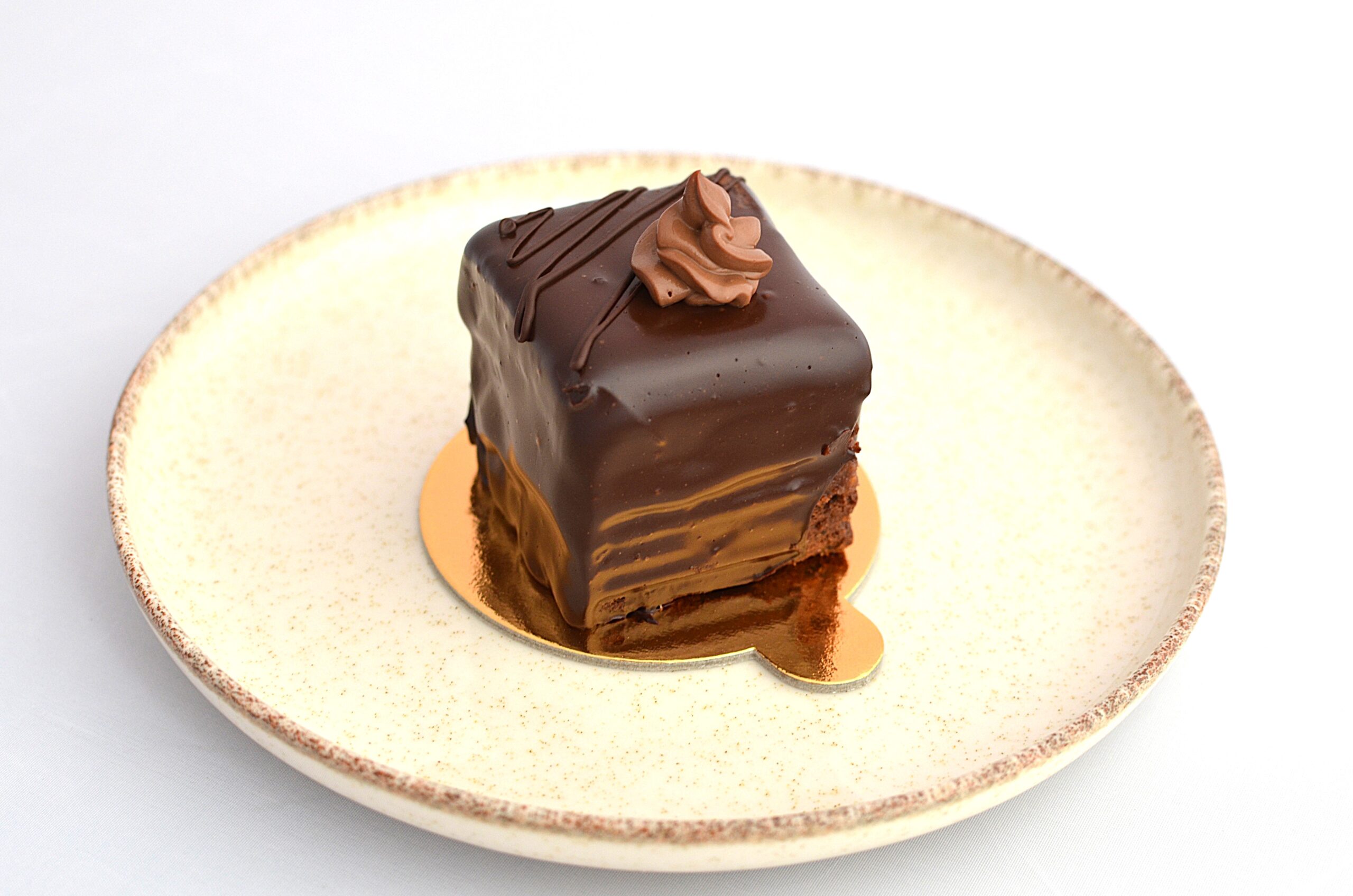 DSC 0218 Amandina cu blat pralina de nuca romaneasca insiropat cu esenta de rom cu crema de ciocolata cu rom crocant de nuca glazurata cu cacao