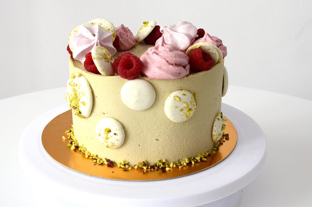 TORT ZMEFI CU CREMA DE FISTIC SI JELEU DE ZMEURA CU DECOR NAKED FARA GLAZURA CU BEZELE ZMEURA SI FISTIC