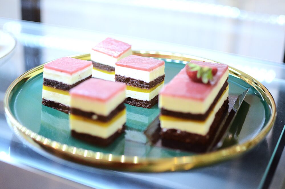 MINI TROPICELI CU BLAT CACAO CREMA MASCARPONE JELEURI DE CAPSUNA SI MANGO_RACORITOR_DE LA DELICELI