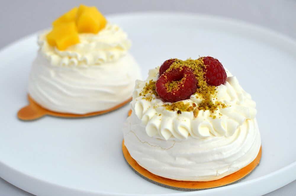 PAVLOVA DIN BEZEA DELICIOASA CU CREMA PROASPATA DE MASCARPONE SI FRUCTE MIX