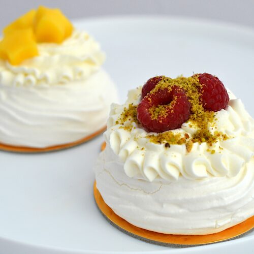 PAVLOVA DIN BEZEA DELICIOASA CU CREMA PROASPATA DE MASCARPONE SI FRUCTE MIX