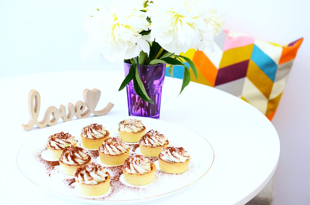 MINI TARTE TIRAMISU CU COAJA DE TARTA CU UNT SI MIGDALE SI CREMA DE CAFEA DELICIOASA DECORATA CU CREMA MASCARPONE SI CACAO