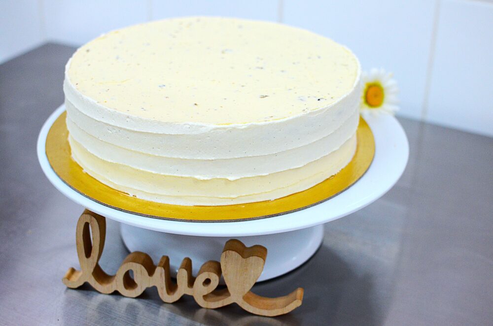 TORT KRANTZ CU CREMA DE UNT VANILAT SI NUCA CARAMELIZATA IMBRACAT IN DECOR NAKED SIMPLU DE LA DELICELI GLUTEN FREE CAKE SHOP