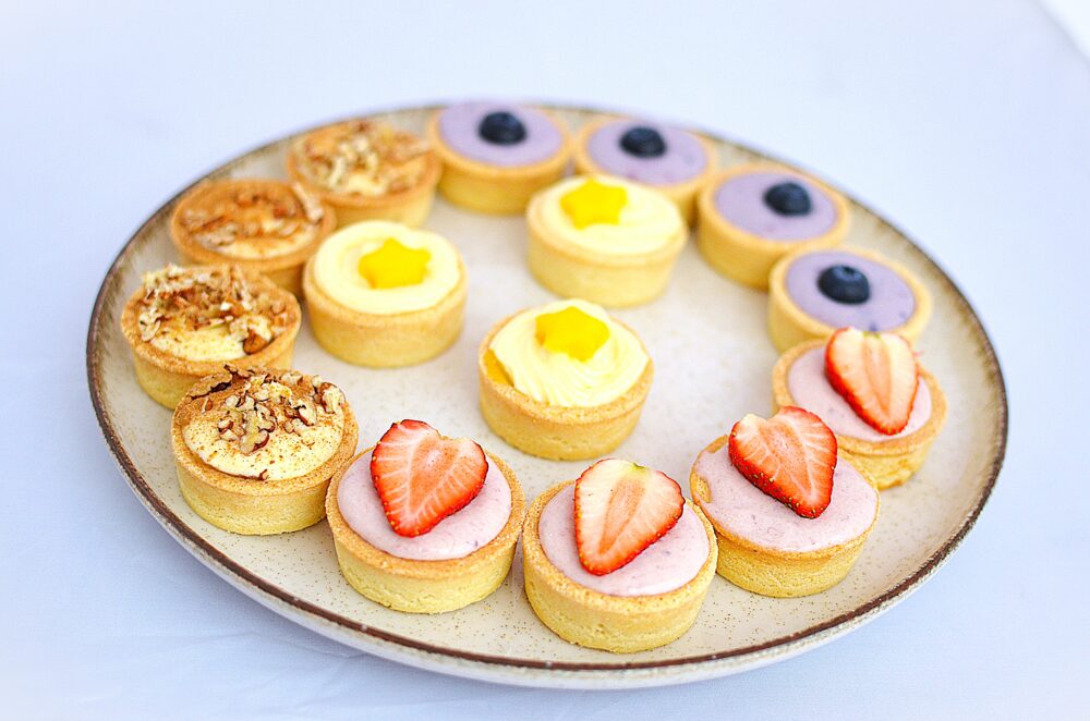 IMAGINE DE PREZENTARE_PLATOU DE MIX DE MINI TARTE CU COAJA DE TARTA PLINA DE UNT SI MIGDALE CREMA DE VANILIE PIURE SI MIX FRUCTE DE LA DELICELI GLUTEN FREE CAKE SHOP