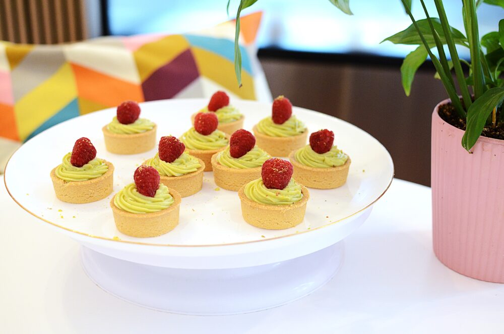 PLATOU MINI TARTE ZMEFI CU CREMA DE FISTIC SI JELEU DE ZMEURA ACRISOARA DELICELI FARA GLUTEN