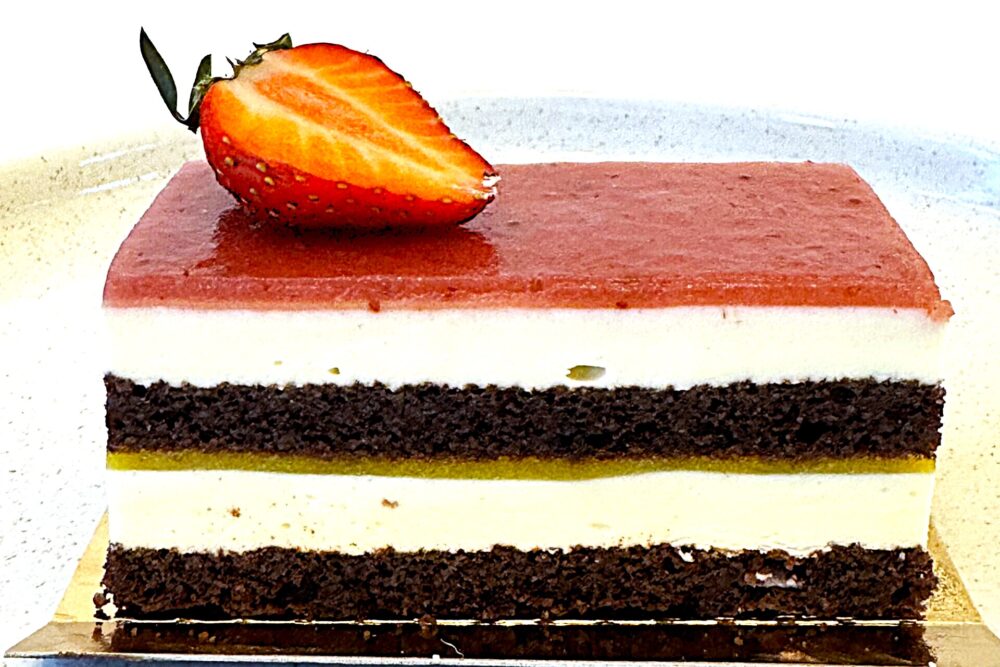 IMG 9909 TROPICELI CU BLAT DE CACAO CREMA MASCARPONE CAPSUNI SI MANGO FRESH DE LA DELICELI FARA GLUTEN