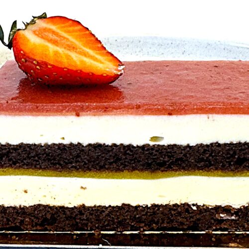 IMG 9909 TROPICELI CU BLAT DE CACAO CREMA MASCARPONE CAPSUNI SI MANGO FRESH DE LA DELICELI FARA GLUTEN