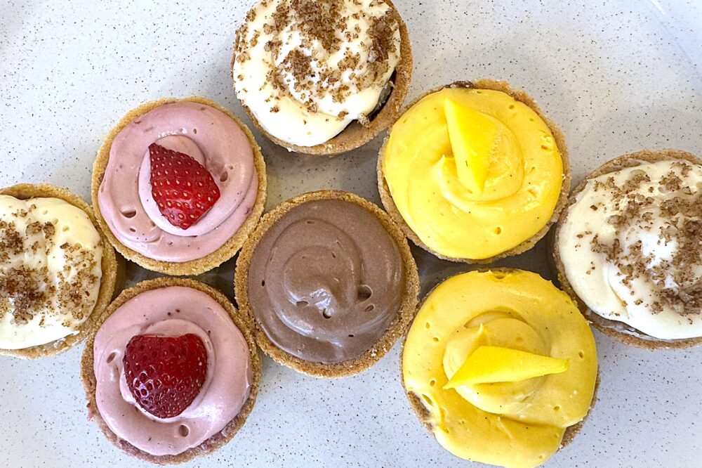 MINI TARTE MIX CHOCO LOCO CU CIOCOLATA SUNDAY SUNRISE CU MANGO BELIEVE IN PINK CU CAPSUNI CINNAPPLE CU MAR SCORTISOARA SI NUCA DELICELI FARA GLUTEN
