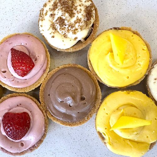 MINI TARTE MIX CHOCO LOCO CU CIOCOLATA SUNDAY SUNRISE CU MANGO BELIEVE IN PINK CU CAPSUNI CINNAPPLE CU MAR SCORTISOARA SI NUCA DELICELI FARA GLUTEN