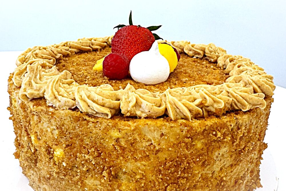 TORT KRANTZ CU BLAT DE NUCA SI CREMA DE UNT CU VANILIE CU BUCATI DE NUCI CARAMELIZATE DECOR CLASIC CU NUCA CARAMELIZATA SI AVELINE DE UNT DELICELI GLUTEN FREE