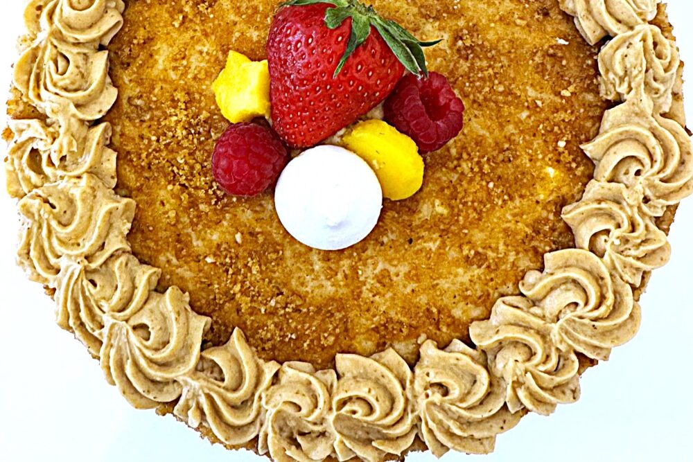 TORT KRANTZ CU BLAT DE NUCA SI CREMA DE UNT CU VANILIE SI CU BUCATI DE NUCA CARAMELIZATA DECOR CLASIC CU NUCA CARAMELIZATA SI AVELINE